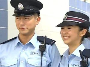 學警出更