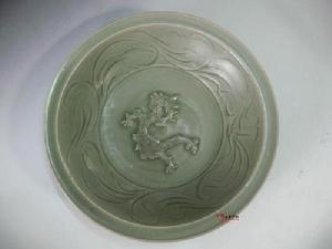 龍泉窯青釉刻花貼龍紋折沿大盤 龍泉窯青釉刻花貼龍紋折沿大盤