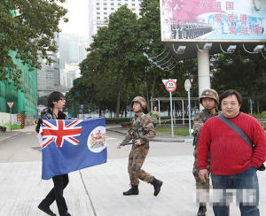 激進派成員強闖駐港部隊總部畫面 