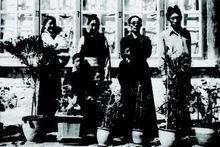 江洛金&middot;索朗傑布一家在庭院裡的留影