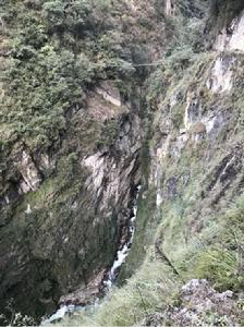 2017年12月前往多卡村途中溝壑上的吊橋