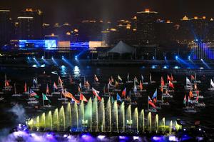 行駛在黃浦江上的旗船