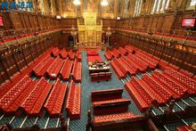 上議院議事廳以紅色為主色
