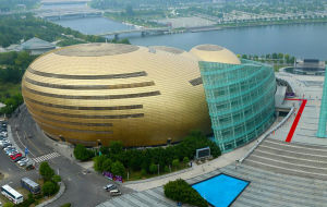 河南藝術中心建築群主體建築確實頗像“金蛋”