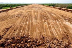 應付檢查後公路上的土又重新刨去