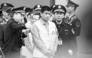 圖為尹健(中)在湖南省衡陽市中級人民法院法庭上受審