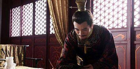 大臣撕毀皇帝的龍袍惹皇帝大怒 大臣:皇上肯舍龍袍臣肯舍腦袋