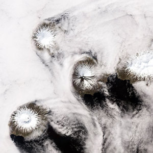 2010年6月4日，阿拉斯加州的克利夫蘭山頂峰，火山灰、火山殘骸和積雪混合在一起。