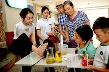 楊佩演示家用榨油機