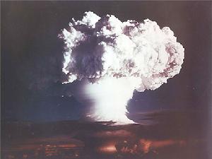 1952年，美國科學家在太平洋上美國首枚氫彈爆炸試驗的殘留物中意外地發現了鐨-255。