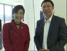 美國國會議員Judy Chu觀看畫展與張澤川合影