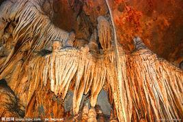 石筍[溶洞中的碳酸鈣沉積物]