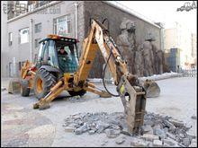 挖掘端換裝破碎錘進行冬季破土施工