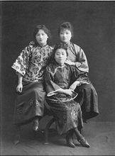 宋氏三姐妹合影(左一)