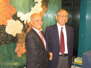 新世界集團董事總經理鄭家純博士(左)大力支持. 由世界華人數學家大會主席丘成桐教授(右)