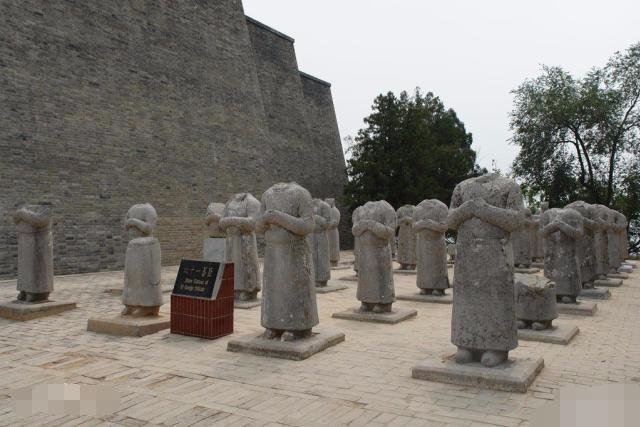 一古墓內藏珍寶五百噸,幾十萬大軍找不到墓門,卻被幾個農民發現 一古墓內藏珍寶五百噸,幾十萬大軍找不到墓門,卻被幾個農民發現