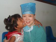 雷方教授為阿迪娜做復明手術並收養她