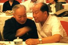 錢三強與田夫同志（右）在會議上親切交談