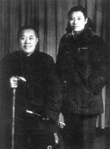 張壽臣與相聲演員回婉華攝於１９６０年