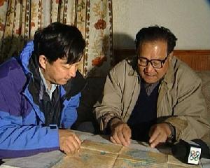 朱學穩教授向央視記者介紹樂業地區地下河分布情況