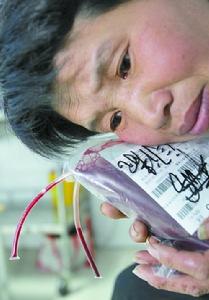 閆倩玉的媽媽說,暖一暖血包,再給孩子輸