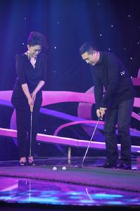 張嘉譯現場教主持人田歌打高爾夫