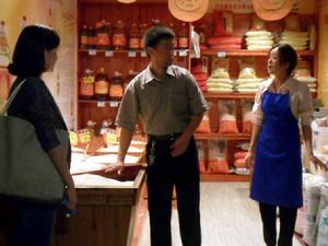 糧油店的老闆等愛心人士想認養孤兒。