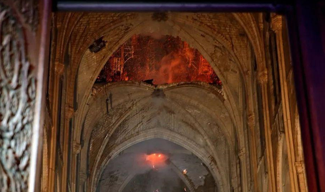 巴黎聖母院內部燃燒中的穹頂