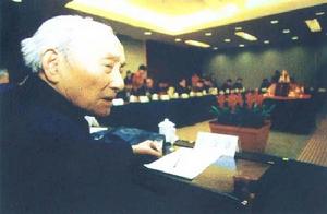 2003年1月6日，九十八歲高齡的中國酒界泰斗秦含章先生在賴永初酒業有限公司系列酒產品品酒會上高度讚揚賴永初酒為酒中經典。