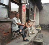 死者孟福貴（左）