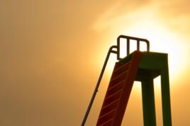 梯子不用時請橫著放 梯子不用時請橫著放