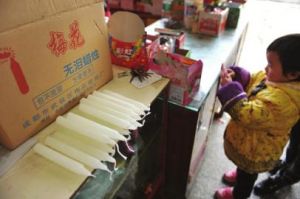 12月5日，雙流九江街道通江社區某小超市銷售的蠟燭。