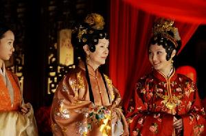 歸亞蕾（左）被批演王夫人太老