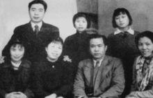 周恩來與孫維世(一排左)等人的合影