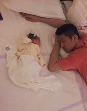 衛猛曬與剛出生寶寶合照