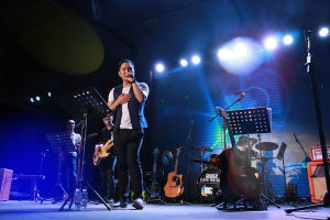 熾蜂樂隊在演出