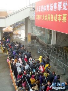 1月22日，人們在蘇州春運火車票“大賣場”外排隊等待購買火車票。新華社發（王建康 攝）