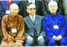 出席活動，右為季羨林