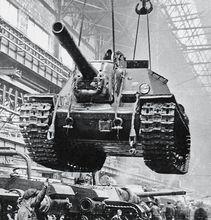 車里雅賓斯克工廠正在生產ISU-152