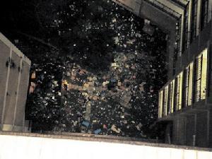 沙區某大學宿舍樓下的垃圾