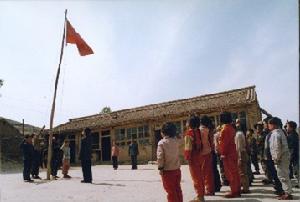 水泉國小雖然條件不好，但學生們依然每日舉行升國旗儀式