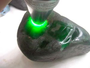 緬甸翡翠高翠半明半賭后江石（穿越翡翠提供圖片）