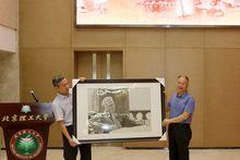 89級人文社科系校友徐儀捐贈繪畫作品《徐特立畫像》