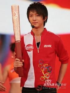 2008-03-24韓庚在深圳領唱《紅遍全球》