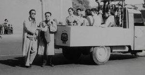 導演謝添與關維吉 車上的是《小鈴鐺》演出隊中的演員和工作人員