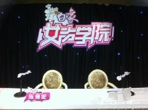 生於義大利索拉的維多里奧&middot;德&middot;西卡，早年家裡讓他考上一所當時在義大利不太著名的