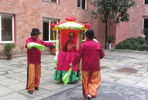 四川車燈傳承人喜收藏族女弟子