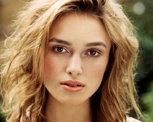 凱拉&middot;奈特莉（Keira Knightley），1985年3月26日出生於英國特丁頓密德塞克斯，英國女演員。凱拉&middot;奈特莉在孩童時已經開始其演藝事業。2003年在《加勒比海盜》中擔任女主角走紅。2005年，凱拉出演改編自簡&middot;奧斯汀小說的同名電影《傲慢與偏見》，並獲得第78屆奧斯卡獎、第63屆金球獎最佳女主角提名。之後的兩年，凱拉&middot;奈特莉繼續在《加勒比海盜2》、《加勒比海盜3》中擔任女主角。2007年，凱拉憑藉《贖罪》獲得第65屆金球獎、第61屆英國電影學院獎最佳女主角提名。2014年，凱拉&middot;奈特莉憑藉《模仿遊戲》獲得第87屆奧斯卡獎、第72屆金球獎、第68屆英國電影學院獎和第21屆美國演員工會獎等獎項的最佳女配角提名。