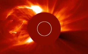 巨型掠日彗星撞擊太陽伴隨耀斑爆發