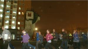 晚訓,遠處是峰雲社岩壁